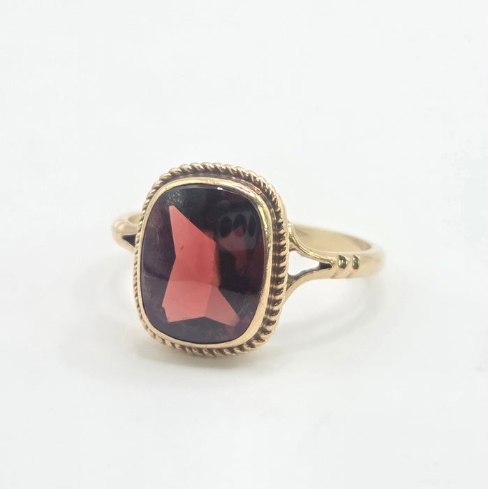 Vintage: 9ct Yellow Gold Garnet Solitaire Ring — From 1985