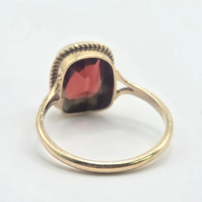 Vintage: 9ct Yellow Gold Garnet Solitaire Ring — From 1985