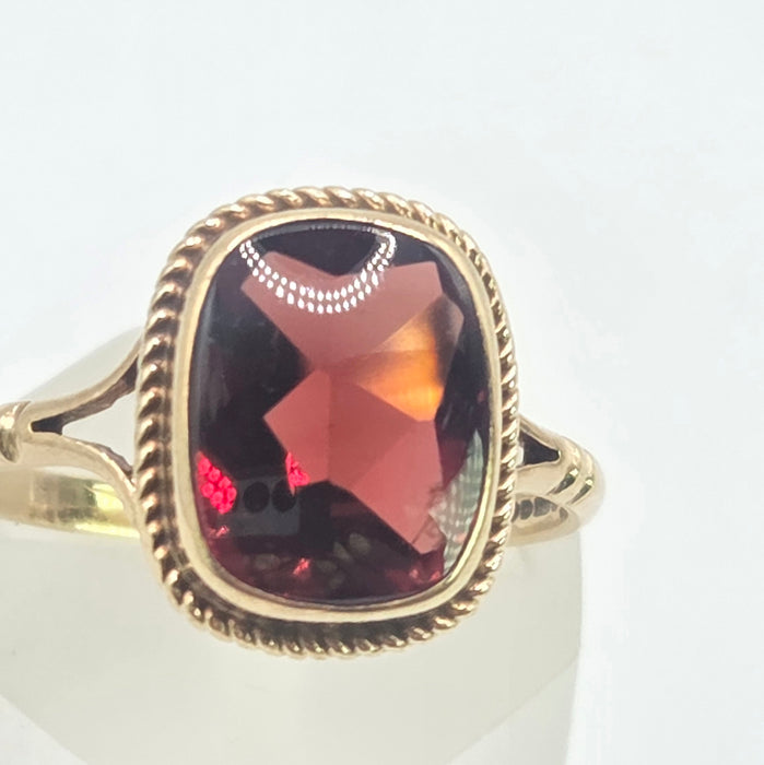 Vintage: 9ct Yellow Gold Garnet Solitaire Ring — From 1985