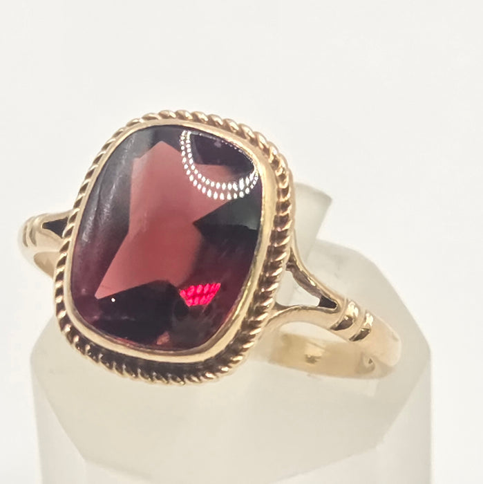 Vintage: 9ct Yellow Gold Garnet Solitaire Ring — From 1985
