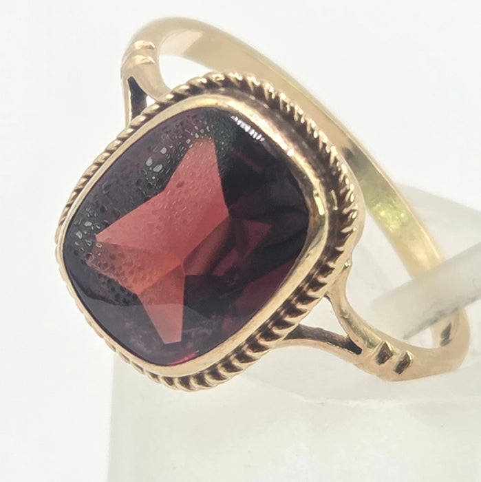 Vintage: 9ct Yellow Gold Garnet Solitaire Ring — From 1985