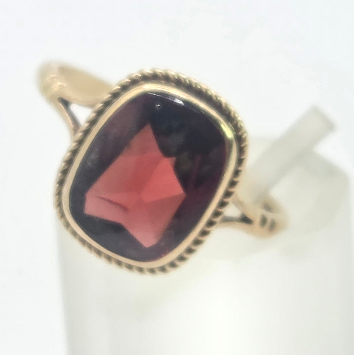 Vintage: 9ct Yellow Gold Garnet Solitaire Ring — From 1985