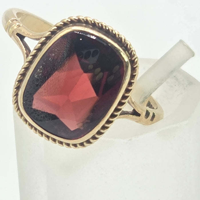 Vintage: 9ct Yellow Gold Garnet Solitaire Ring — From 1985