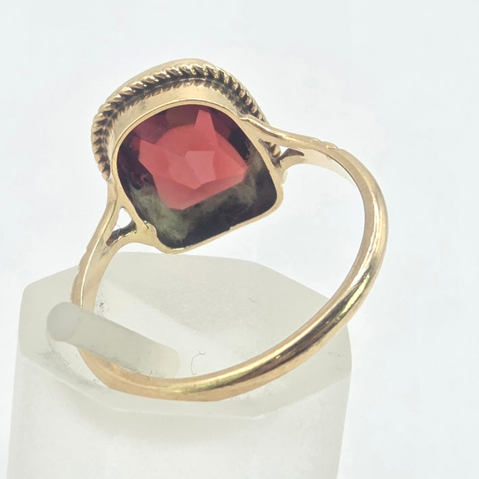 Vintage: 9ct Yellow Gold Garnet Solitaire Ring — From 1985