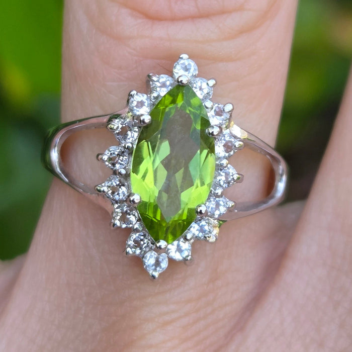 6704: Vintage: 9ct White Gold Lime Green Peridot & Glacier Topaz Cocktail Ring