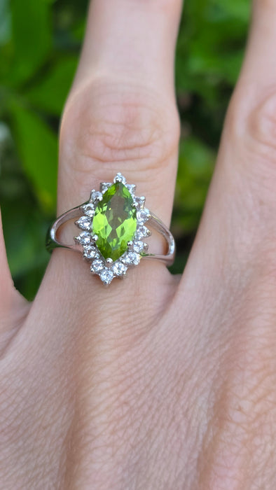 6704: Vintage: 9ct White Gold Lime Green Peridot & Glacier Topaz Cocktail Ring