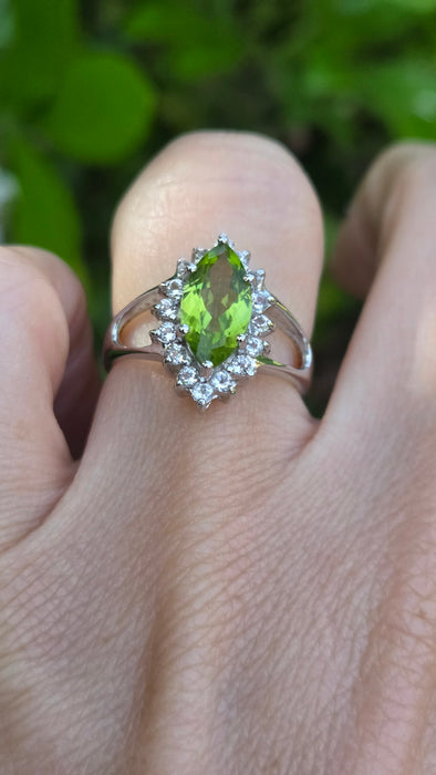 6704: Vintage: 9ct White Gold Lime Green Peridot & Glacier Topaz Cocktail Ring