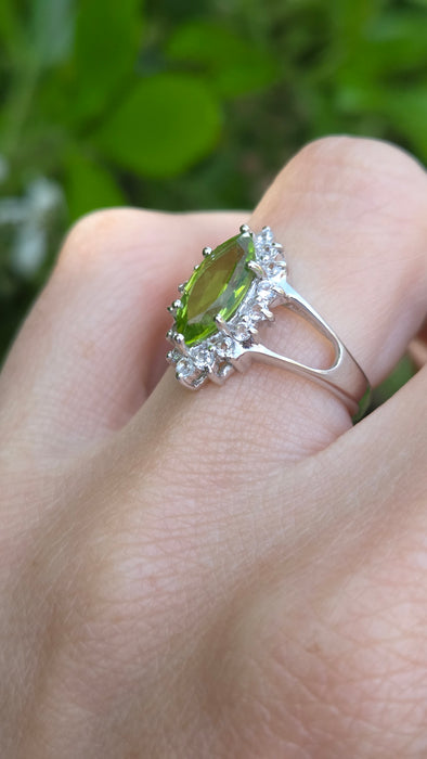 6704: Vintage: 9ct White Gold Lime Green Peridot & Glacier Topaz Cocktail Ring