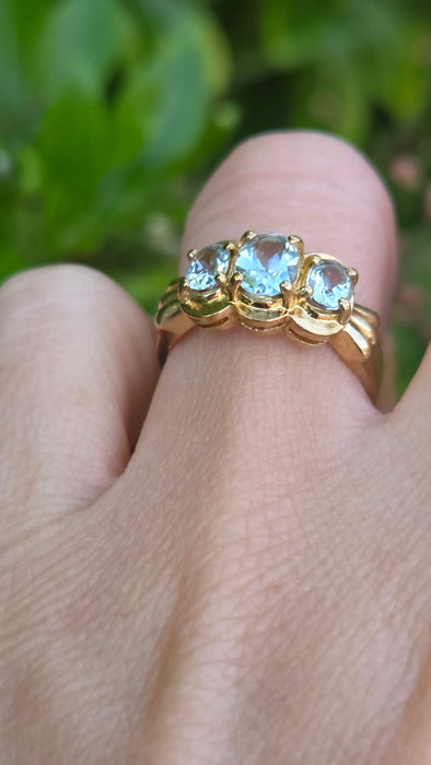 Vintage: 9ct Gold Blue Aquamarines Trilogy Ring