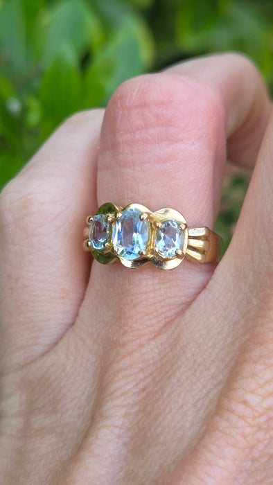 Vintage: 9ct Gold Blue Aquamarines Trilogy Ring