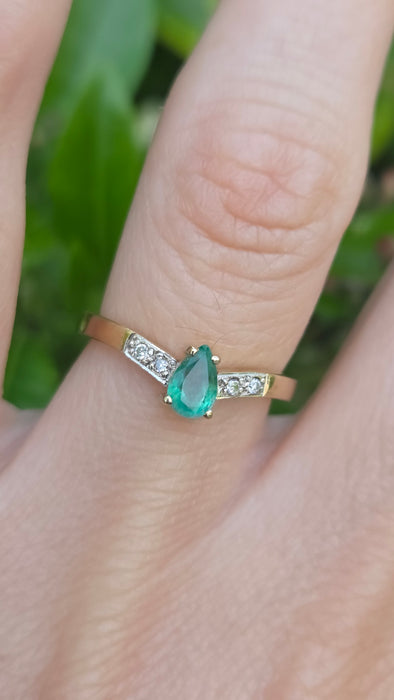 Vintage: 9ct Yellow Gold Pear Emerald & Diamond Shoulder Ring