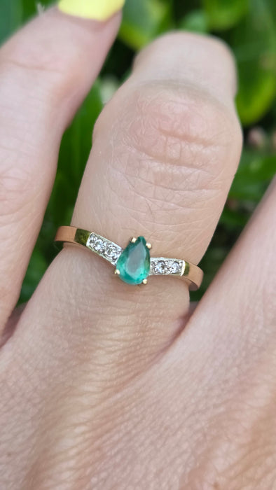 Vintage: 9ct Yellow Gold Pear Emerald & Diamond Shoulder Ring