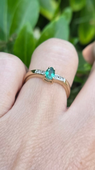 Vintage: 9ct Yellow Gold Pear Emerald & Diamond Shoulder Ring