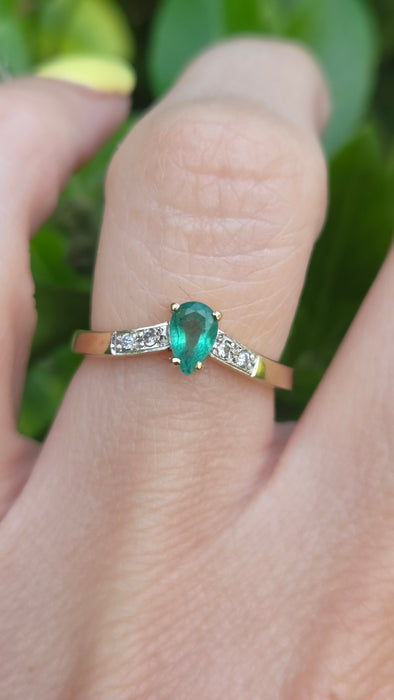 Vintage: 9ct Yellow Gold Pear Emerald & Diamond Shoulder Ring