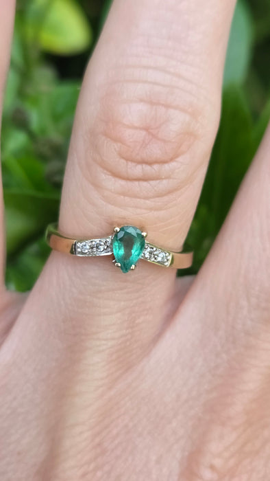 Vintage: 9ct Yellow Gold Pear Emerald & Diamond Shoulder Ring