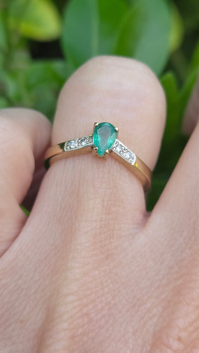 Vintage: 9ct Yellow Gold Pear Emerald & Diamond Shoulder Ring