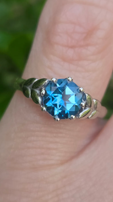 Vintage: 9ct Two-Tone Gold London Blue Topaz Solitaire Ring