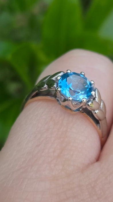 Vintage: 9ct Two-Tone Gold London Blue Topaz Solitaire Ring