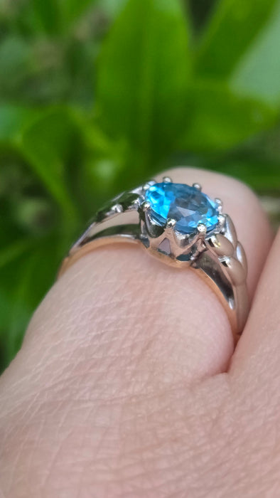Vintage: 9ct Two-Tone Gold London Blue Topaz Solitaire Ring