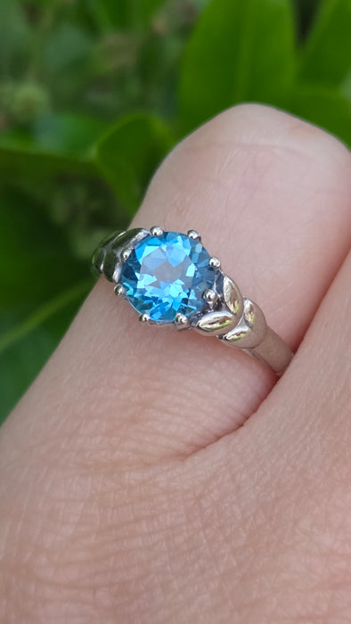 Vintage: 9ct Two-Tone Gold London Blue Topaz Solitaire Ring