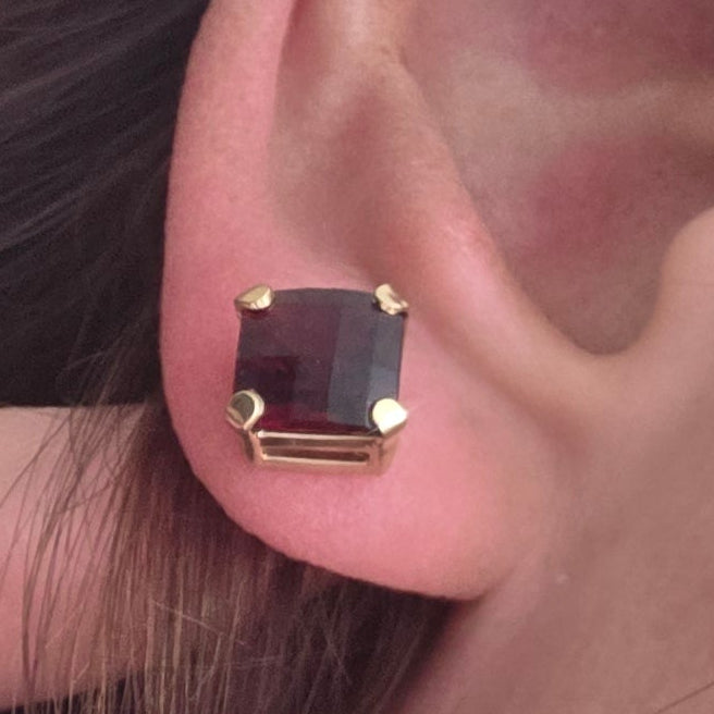Vintage: 14ct Yellow Gold Garnet Stud Earrings