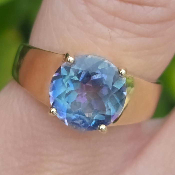 Vintage: 9ct Yellow Gold Round Blue Topaz Solitaire Ring