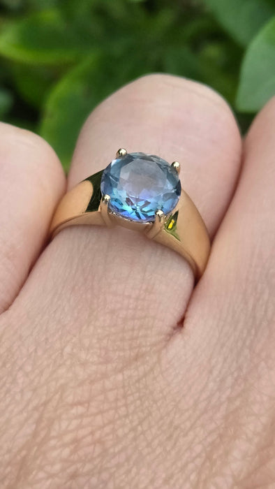 Vintage: 9ct Yellow Gold Round Blue Topaz Solitaire Ring