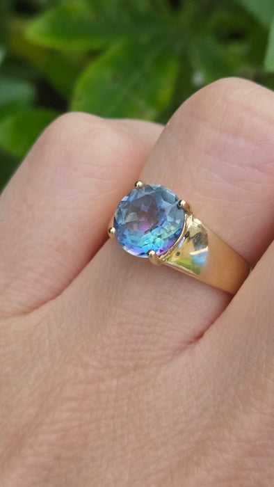 Vintage: 9ct Yellow Gold Round Blue Topaz Solitaire Ring