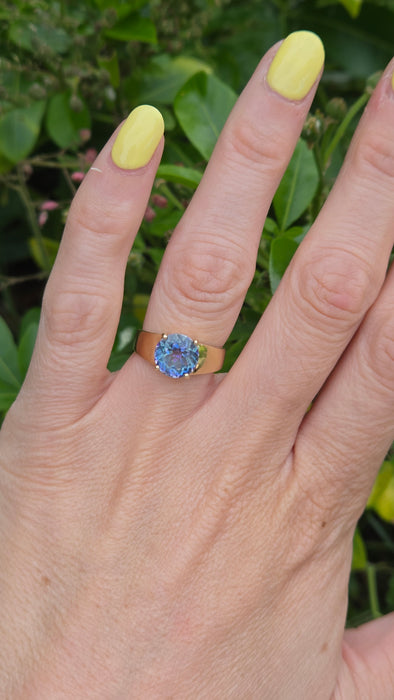 Vintage: 9ct Yellow Gold Round Blue Topaz Solitaire Ring
