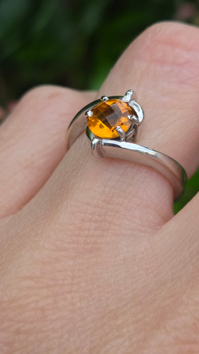 6700: Vintage: 18ct White Gold Citrine Dress Ring