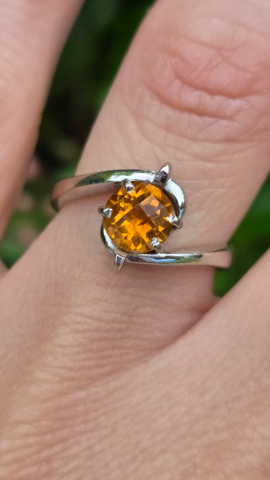 6700: Vintage: 18ct White Gold Citrine Dress Ring