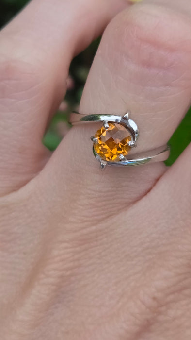 6700: Vintage: 18ct White Gold Citrine Dress Ring