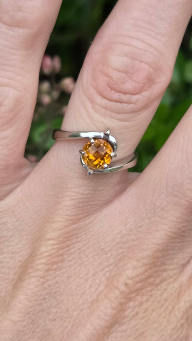 6700: Vintage: 18ct White Gold Citrine Dress Ring
