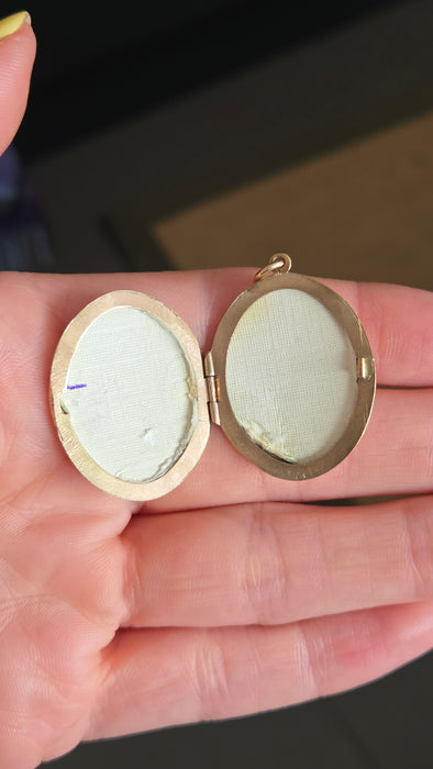 Vintage: 9ct Yellow Gold Oval Locket — From 1979