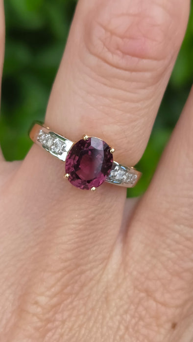 Vintage: 18ct Yellow Gold Red Garnet & Diamond Dress Ring
