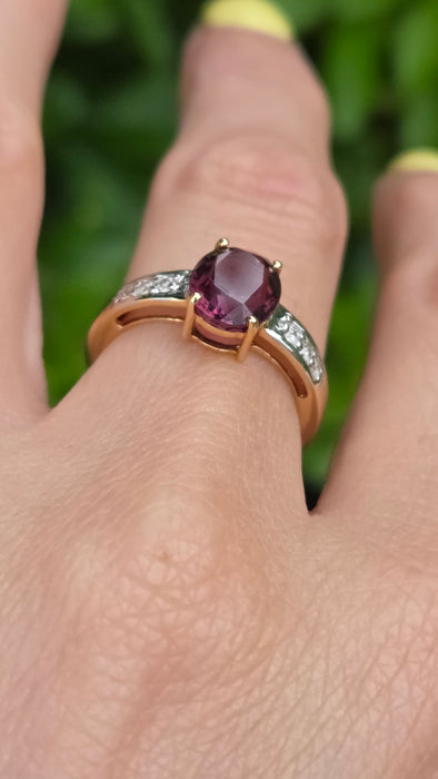 Vintage: 18ct Yellow Gold Red Garnet & Diamond Dress Ring