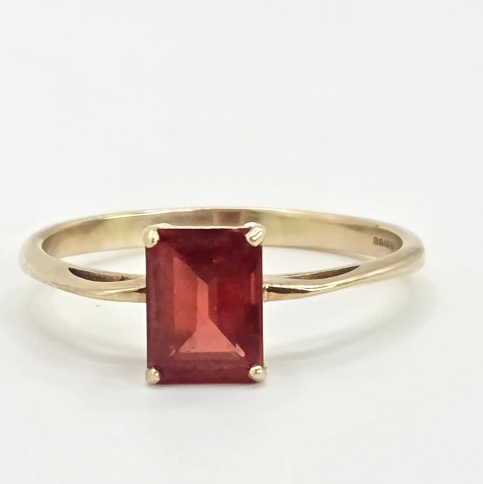 Vintage: 9ct Yellow Gold Simulated Garnet Solitaire Ring