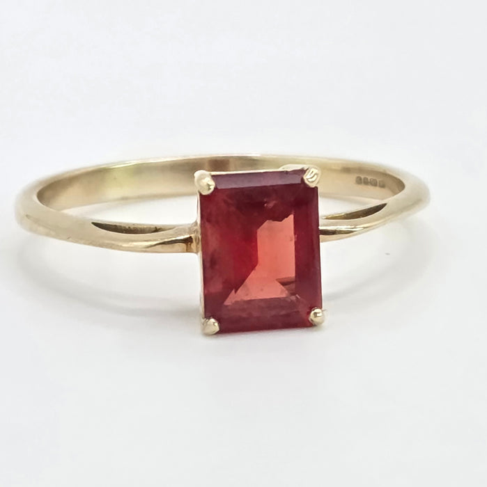 Vintage: 9ct Yellow Gold Simulated Garnet Solitaire Ring