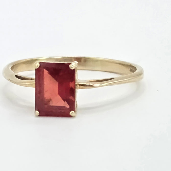 Vintage: 9ct Yellow Gold Simulated Garnet Solitaire Ring
