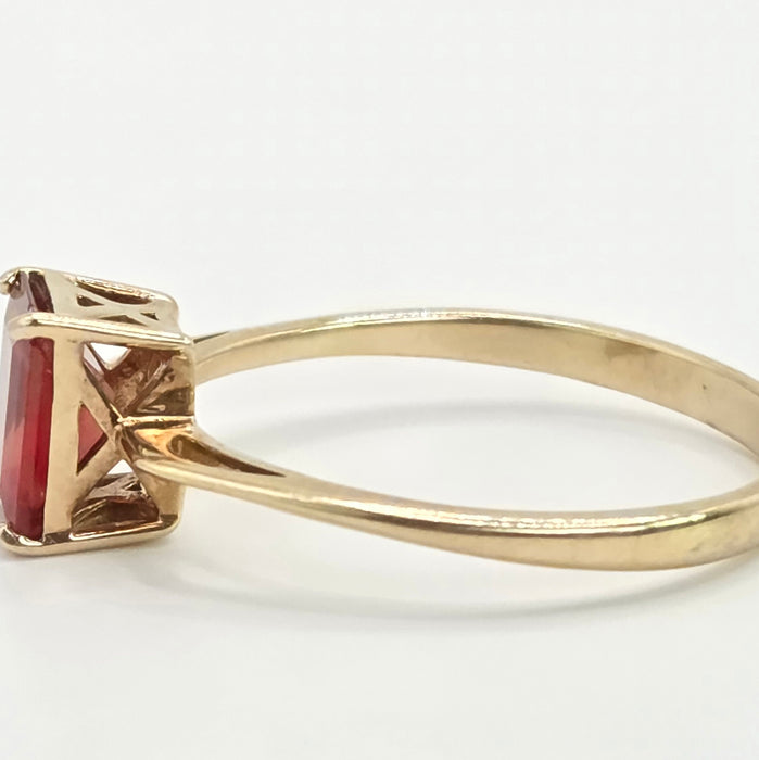 Vintage: 9ct Yellow Gold Simulated Garnet Solitaire Ring