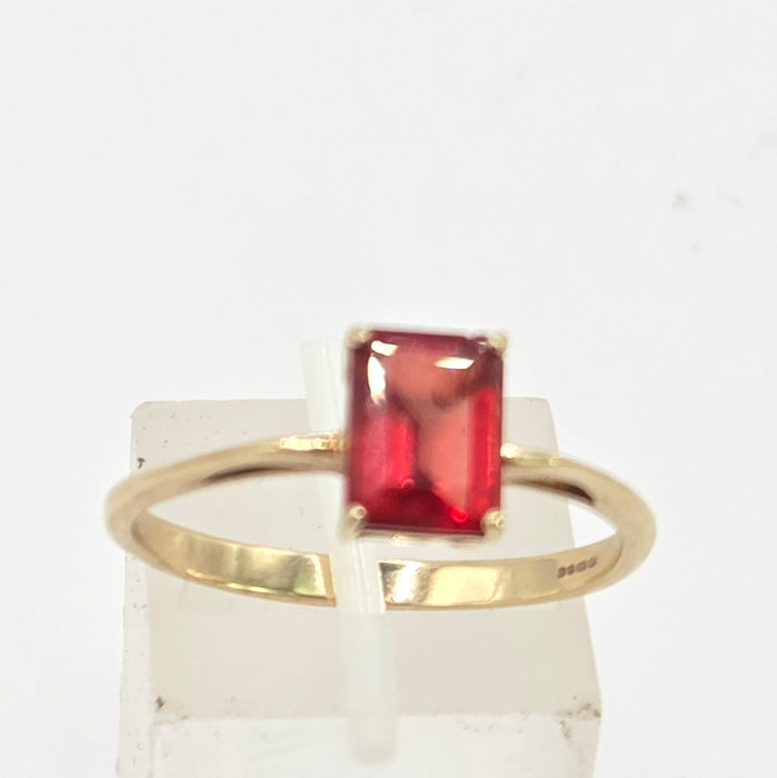 Vintage: 9ct Yellow Gold Simulated Garnet Solitaire Ring