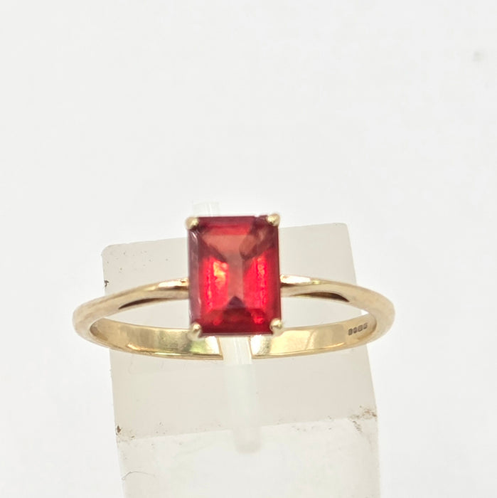 Vintage: 9ct Yellow Gold Simulated Garnet Solitaire Ring
