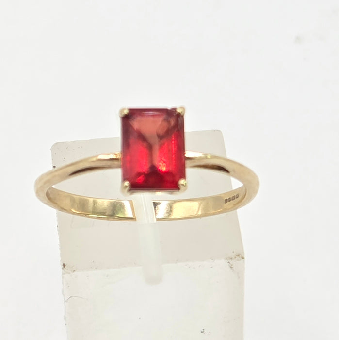 Vintage: 9ct Yellow Gold Simulated Garnet Solitaire Ring