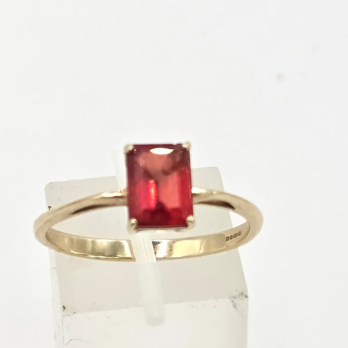 Vintage: 9ct Yellow Gold Simulated Garnet Solitaire Ring