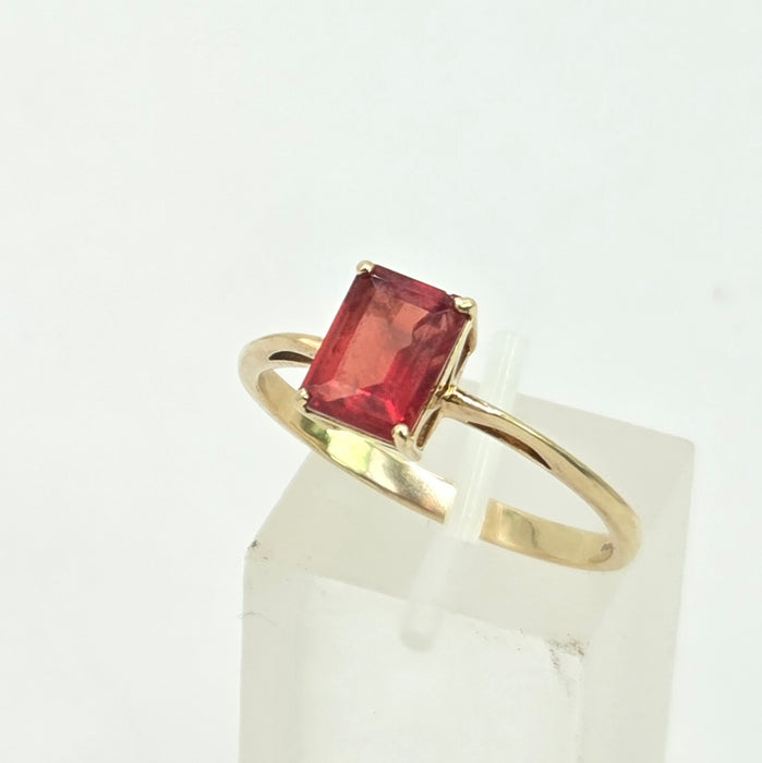 Vintage: 9ct Yellow Gold Simulated Garnet Solitaire Ring