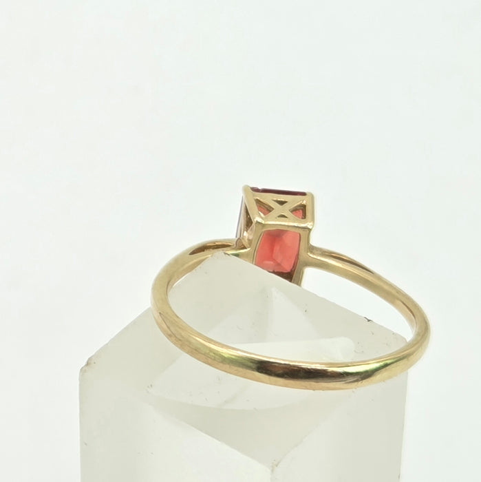 Vintage: 9ct Yellow Gold Simulated Garnet Solitaire Ring