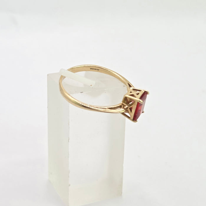 Vintage: 9ct Yellow Gold Simulated Garnet Solitaire Ring