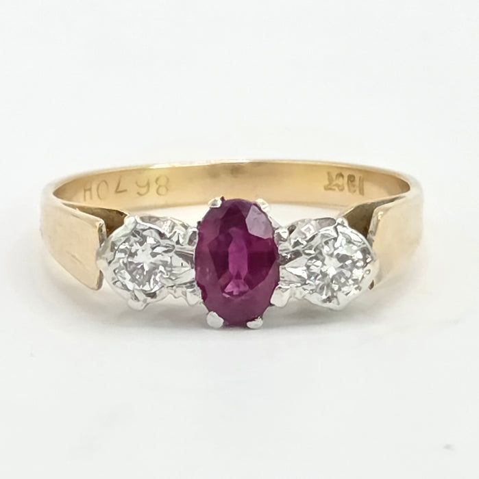 Vintage: 18ct Yellow Gold Ruby & Twin Diamond Ring