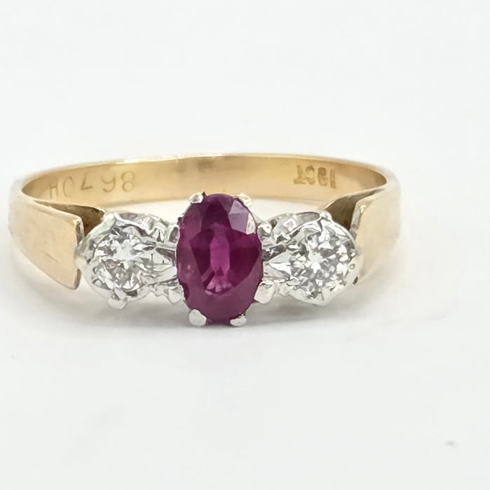 Vintage: 18ct Yellow Gold Ruby & Twin Diamond Ring