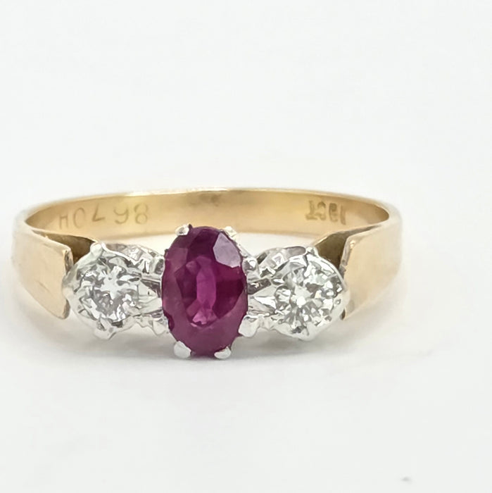Vintage: 18ct Yellow Gold Ruby & Twin Diamond Ring